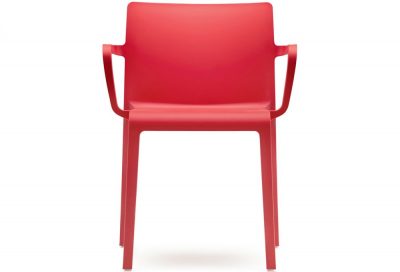 Cadeira cor vermelha.