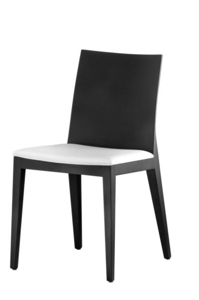 Cadeira com estrutura em madeira cor preta.