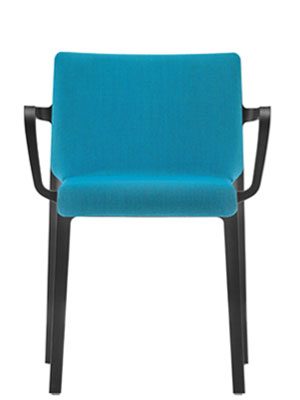 Cadeira com assento e costa estofado cor azul.